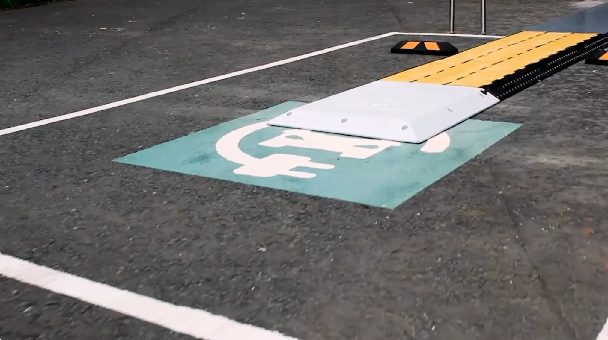 A ground breaking real-world trial of wireless electric vans goes live in Edinburgh today